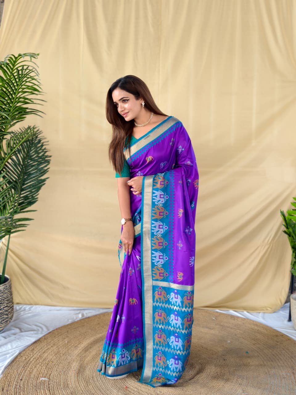 Elegant Soft Silk Saree with Elephant Butti & Contrast Pallu DS001-4