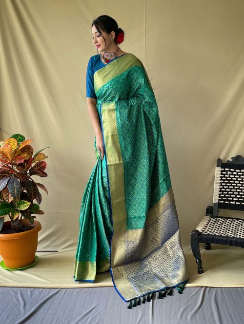 Green Patola Bandhej Weaving Silk Saree dvz0003167