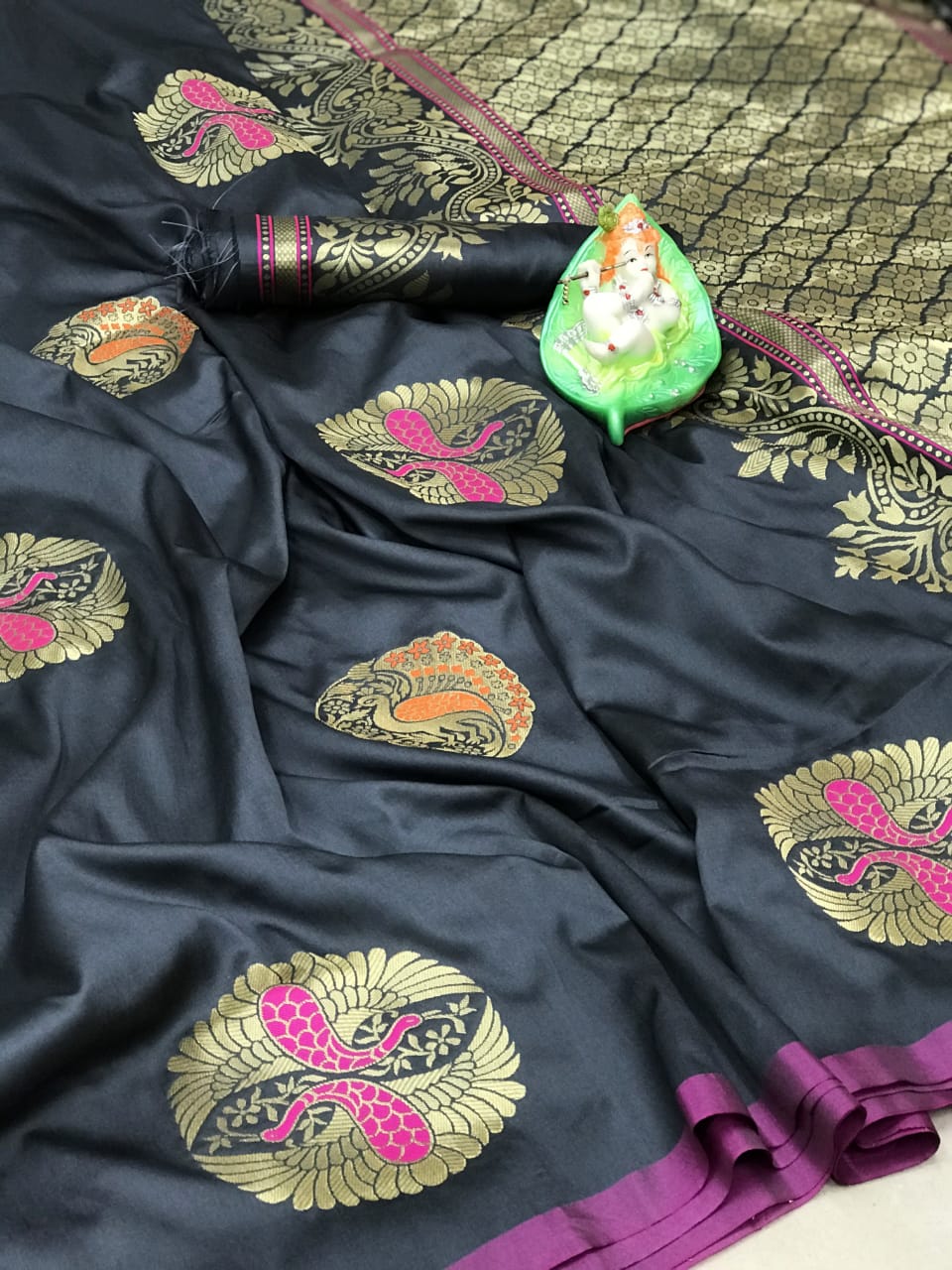 Women's grey Lichi silk Traditional saree dvz0002313