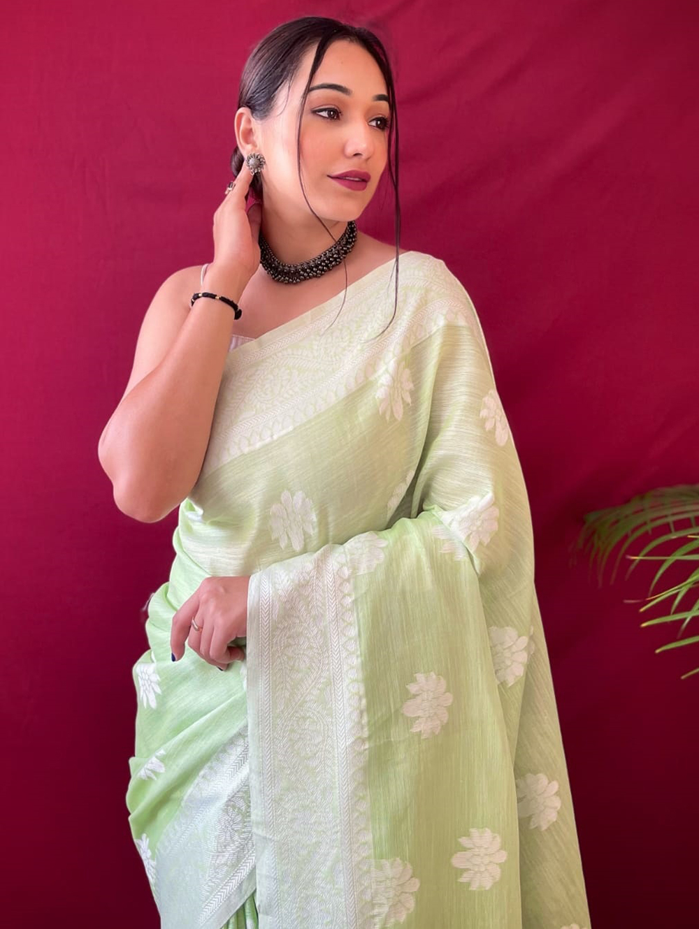 Green Linen Lucknowi based Weaving on border and pallu - dvz0003307