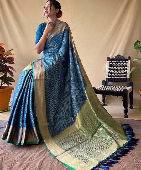 Weaving Silk Sarees with Gold Zari Border - Explore dvanza.com! - dvz0003883