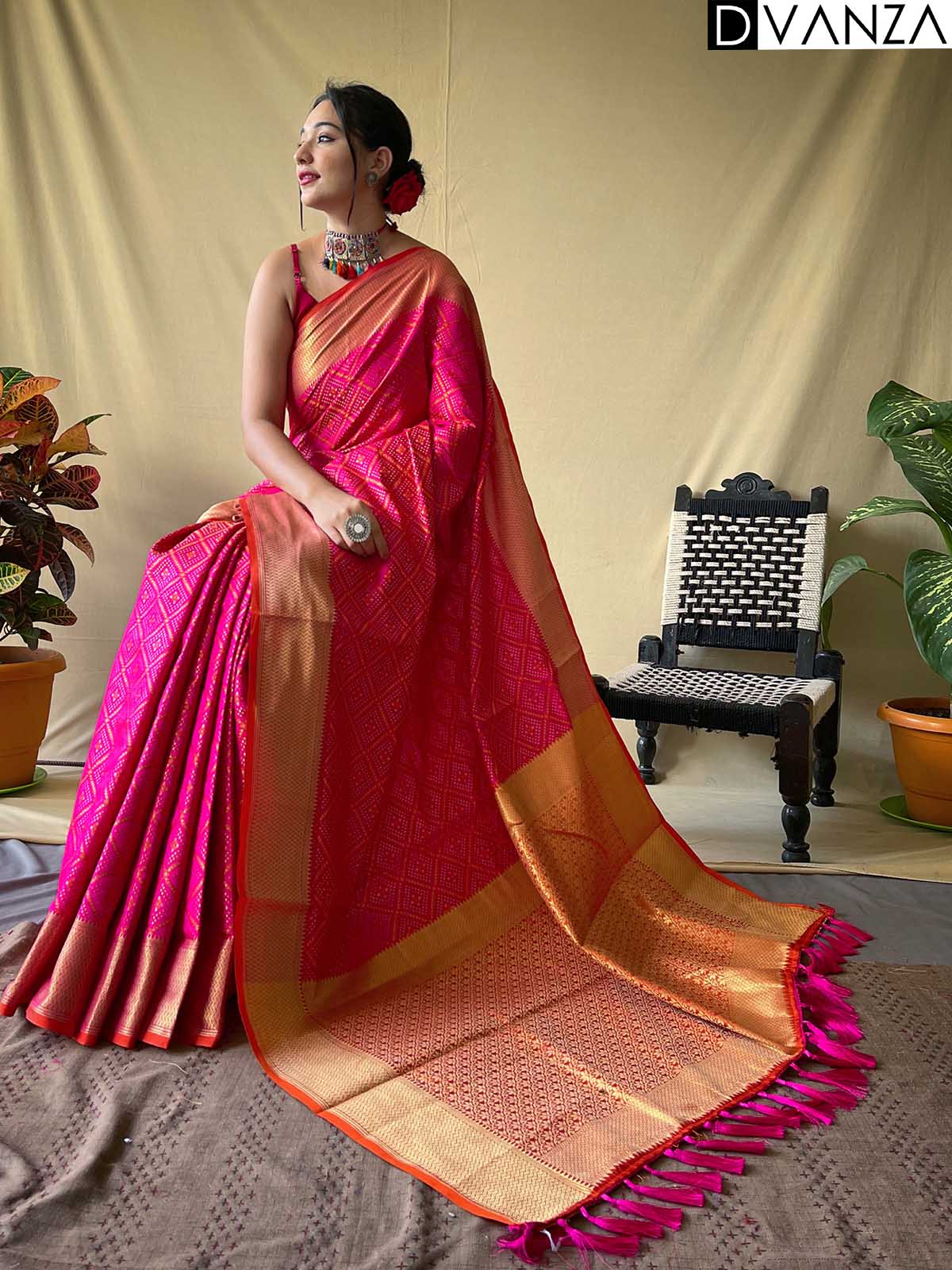 Weaving Silk Sarees with Gold Zari Border - Explore dvanza.com! - dvz0003883