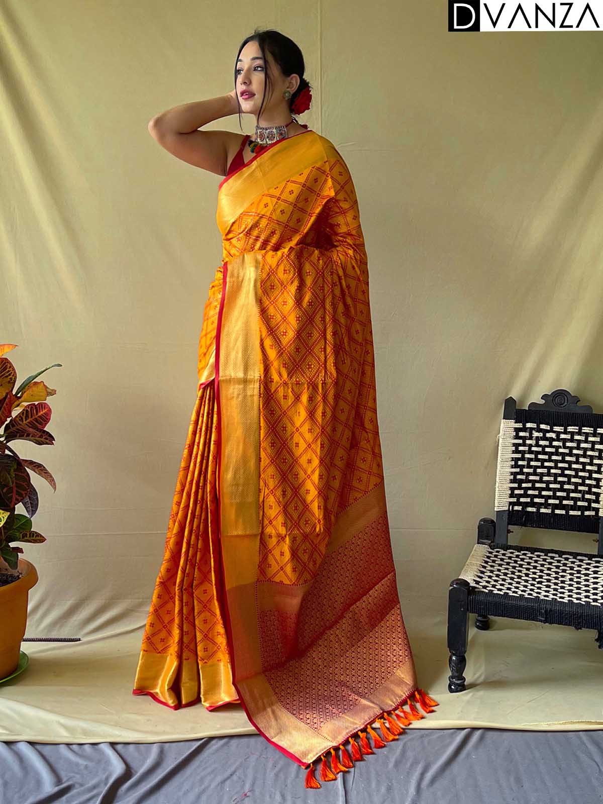 Weaving Silk Sarees with Gold Zari Border - Explore dvanza.com! - dvz0003883